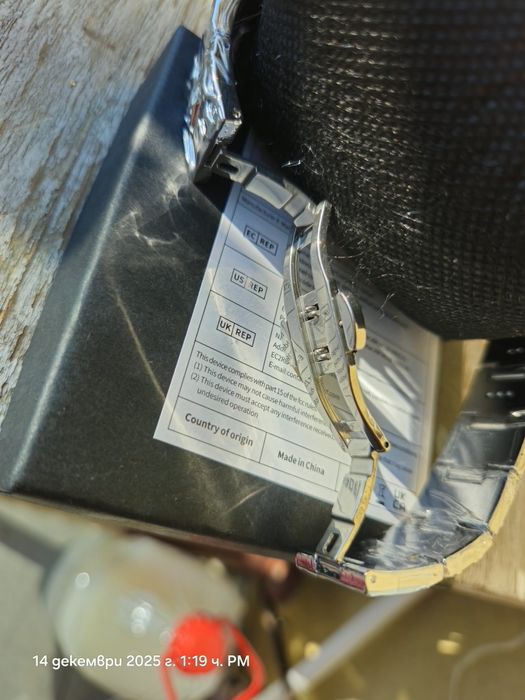 Часовник с цвят на сребро и черен циферблат