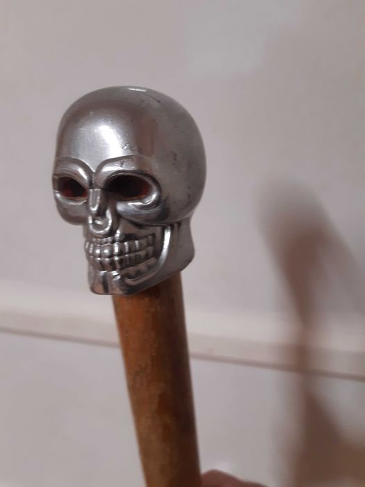 Bastoane medicale din lemn D.B Stockfracht si unul cu craniu metalic