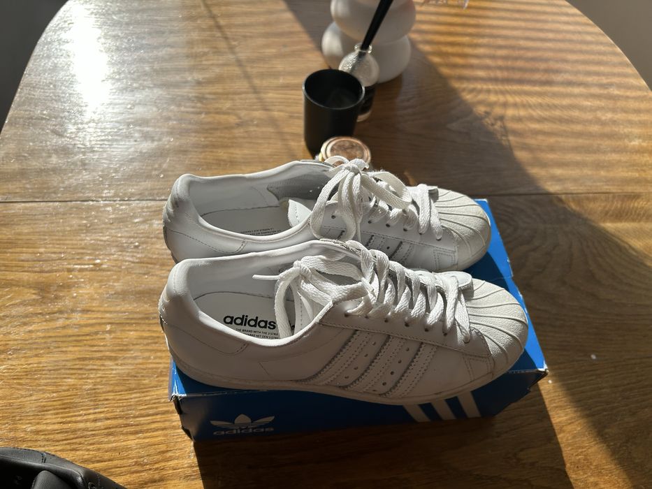 Бели обувки adidas