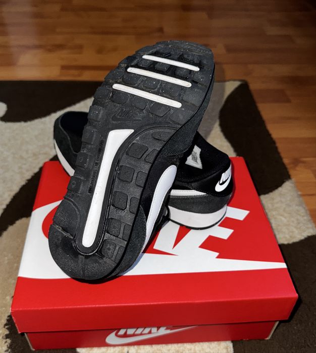 Vând adidași Nike MD Valiant foarte putin folositi