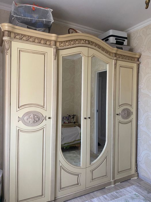 Шифоньер и камод с зеркалом