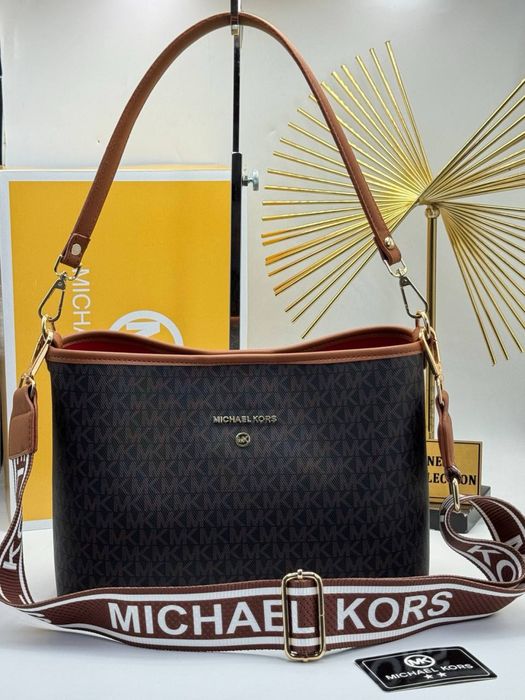 Geanta Michael Kors noua !!! Dimensiuni 35/21 !!!
