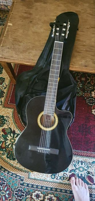 Klassik gitara sotiladi komplekt .
