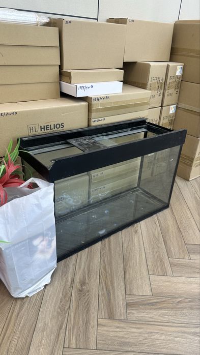 Akvariyum sotiladi yaxwi xolada tozza