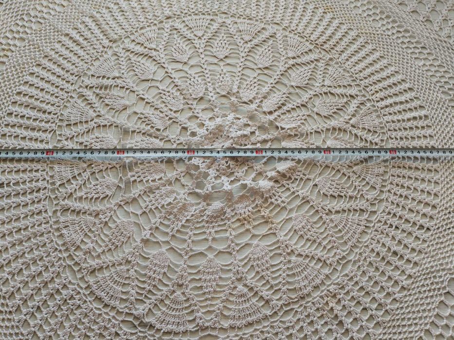 Голяма ръчно плетена дантелена покривка – една кука