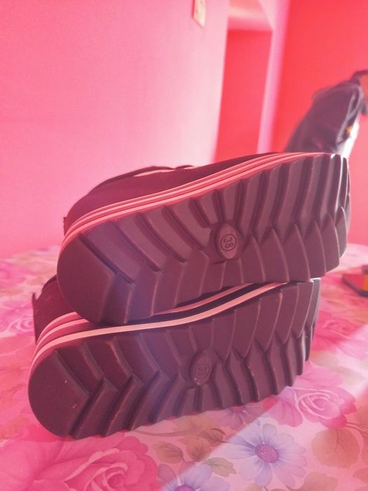 Vând pantofi sport cu platformă înaltă, model fashion,