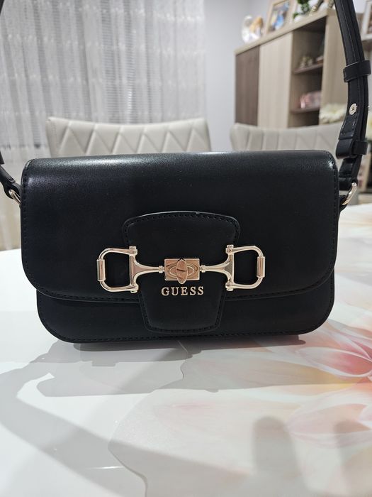 Чанта на фирма Guess.