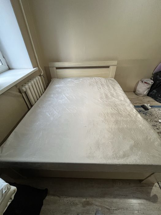 Кровать и два тумбочкий