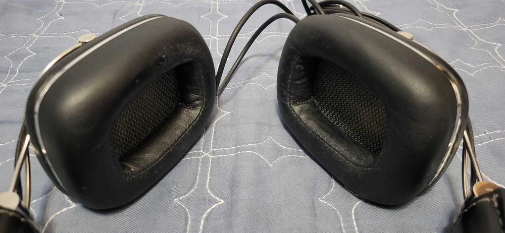 Căști over-ear Bowers & Wilkins P7 cu fir , cu un design elegant din piele neagră și finisaje metalice argintii