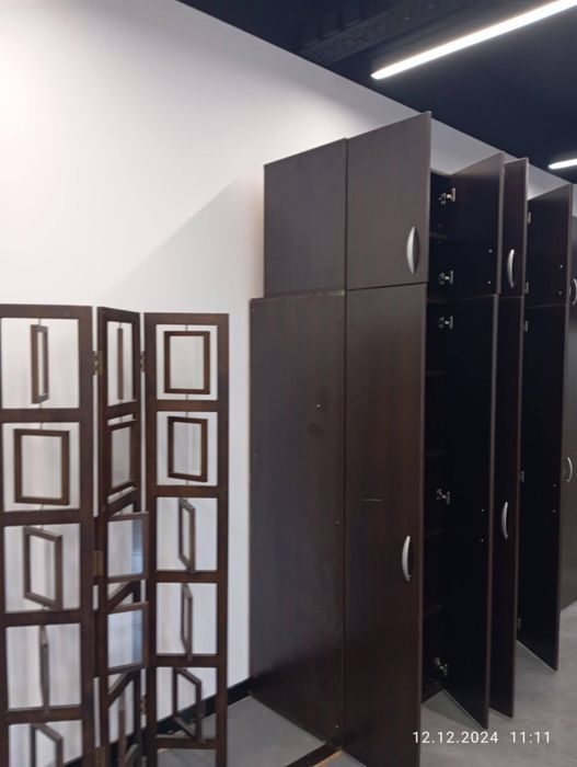 Шкаф с витрина и гардероби