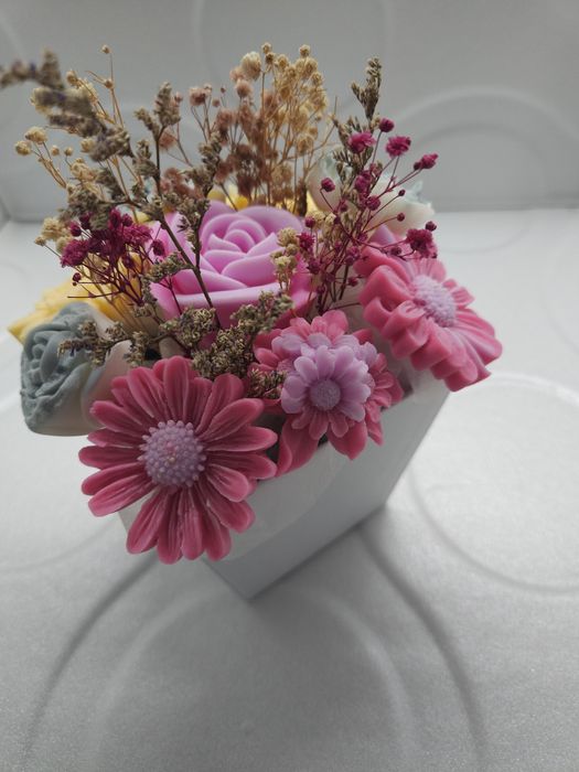 Вечен ,ароматен букет от соев восък,ръчно изработен.