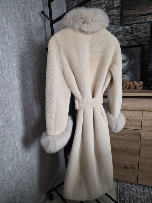 Луксозно дълго палто от естествен и богат косъм от лисица