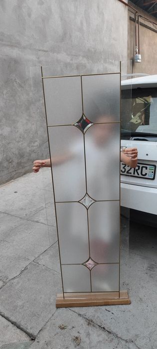 Eshik vitraj oynasi 151ga 50.5 _ 6ta bor. Holati  yengi