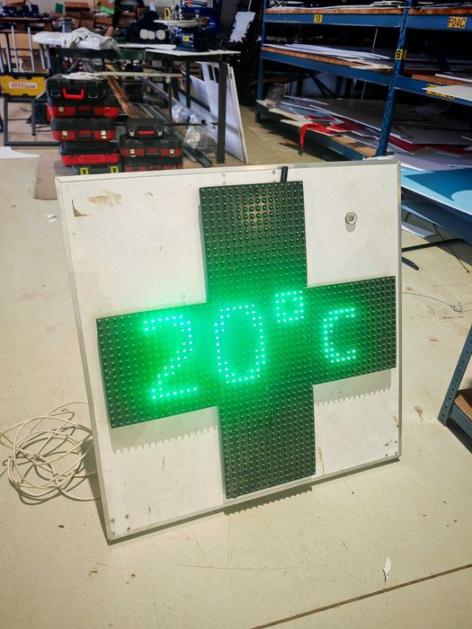 Panou LED verde cu cruce - functional, pe placa cu roti