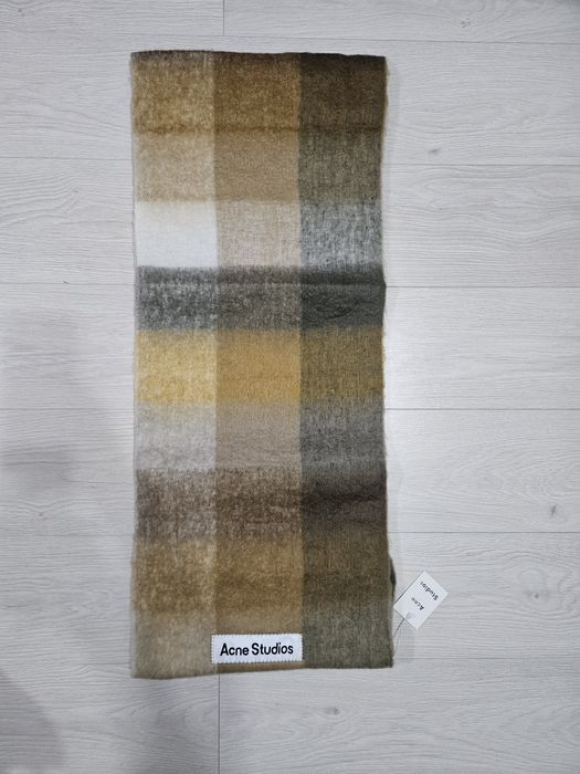 Esarfa | Fular Acne Studios
Nou cu eticheta
Marime 250×35 cm
Pret nego