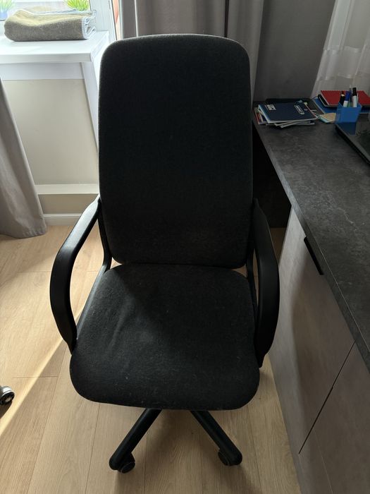 Офисное кресло на колесах