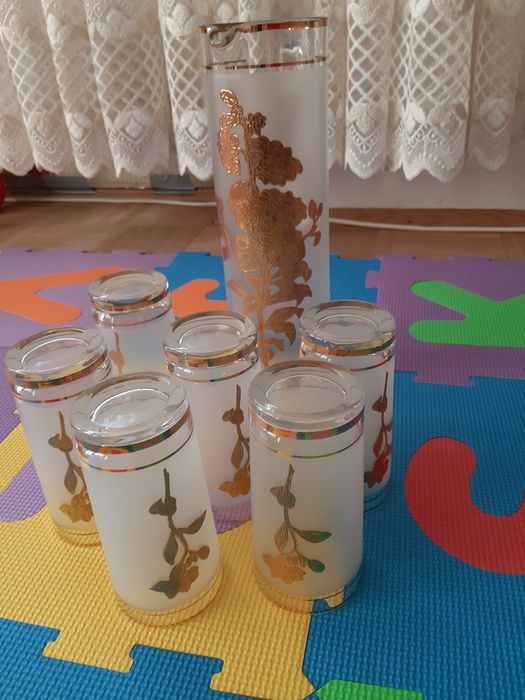 Carafă de vin și pahare