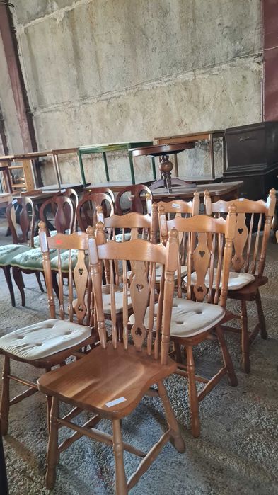 масивнни столове с възглавници внос от Еропа