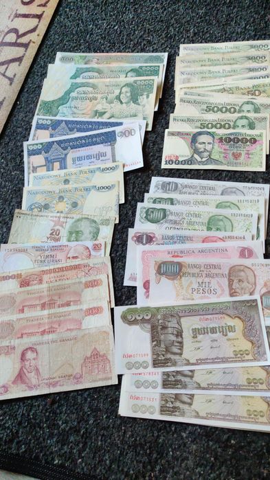 Bancnote diferite românești și straine
