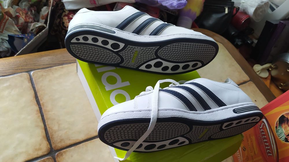 Vand doua perechi adidasi sport noi.Adidas si Trenth