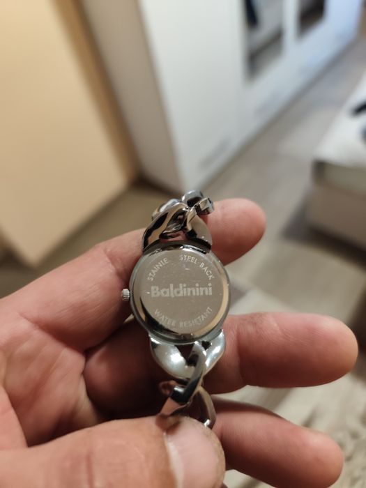 Продавам два часовника