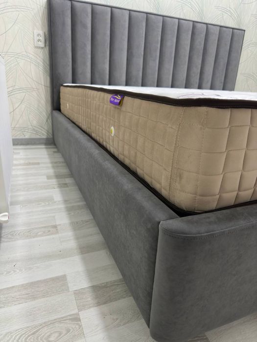 Кровать. Мягкая двуспальные. Изголовьем. Кровать