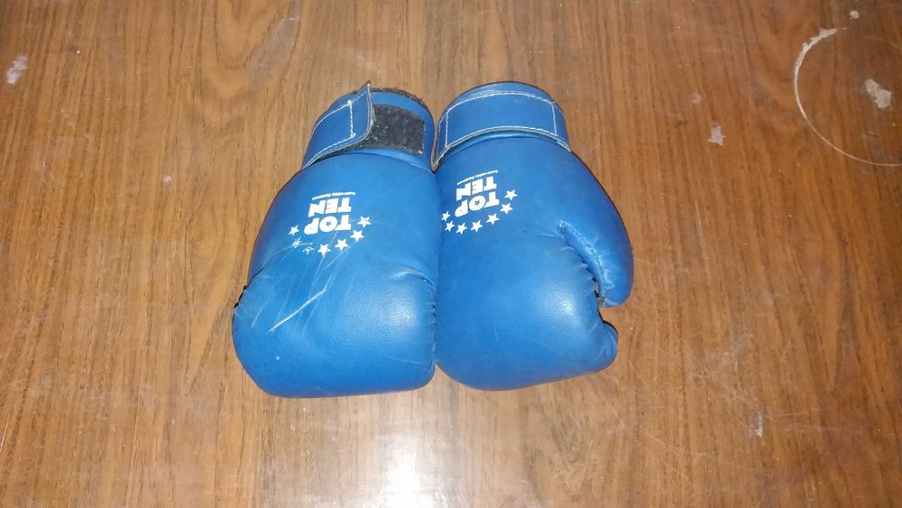 Продам 2 боксёрских шлема и перчатки
