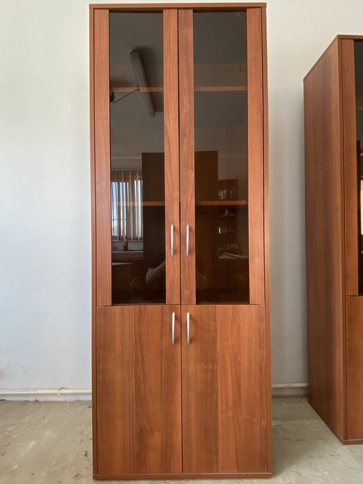 Офисные столы и стулья