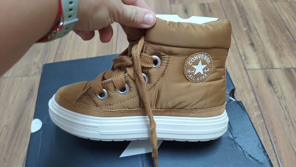 Tenisi imblaniti Converse noi