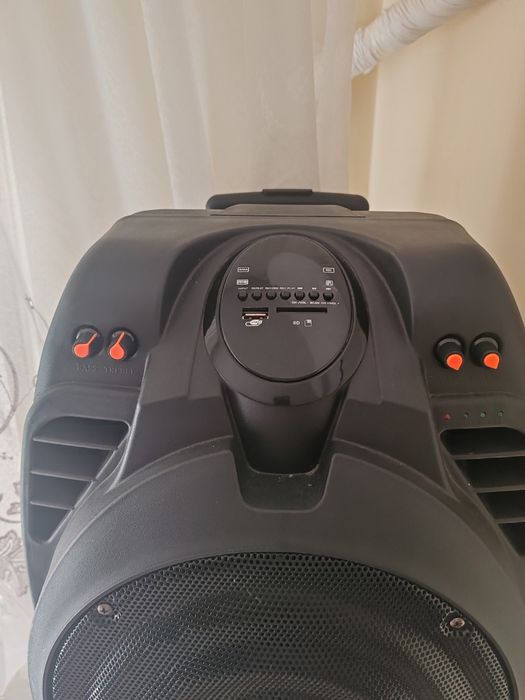 Boxa AKAI x10 cu telecomanda și microfon  fuctionale .Bateria a fost schimbată cu una mai mare .