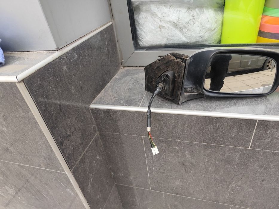 огледало за toyota avensis от 2003 нагоре огледалата се прибират