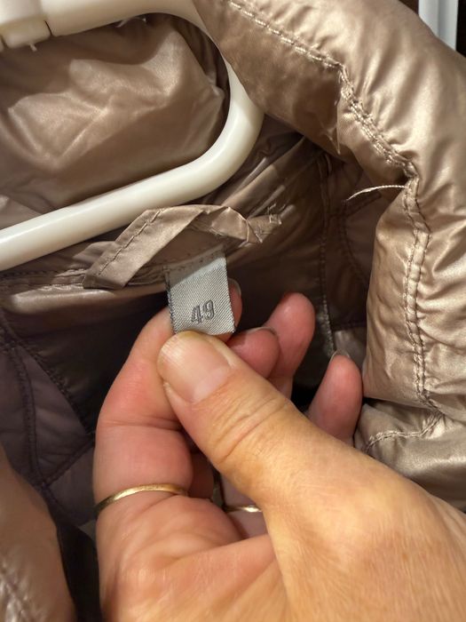 Дамско яке в бежово