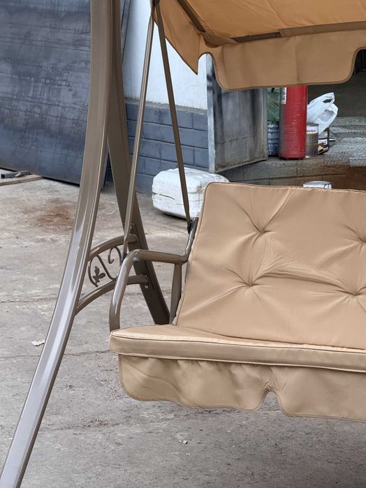 Садовая качеля с навесом на 3 места – комфорт и стиль на вашей террасе