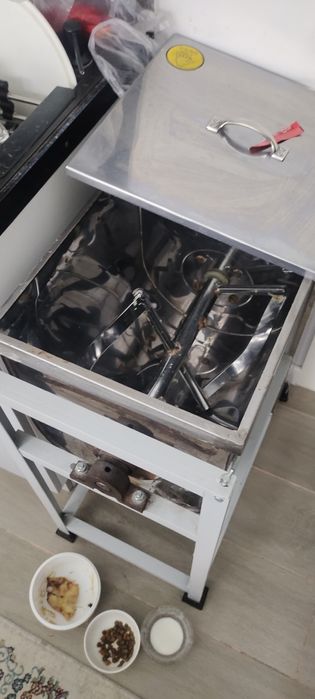 Продам тестомес производственный..