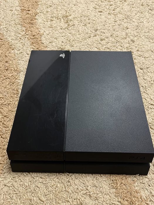 Ps4 cu 2 manete si 1 joc