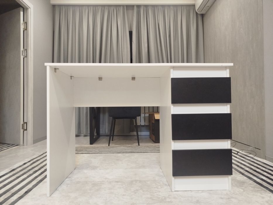 Письменный стол с шкафчиками