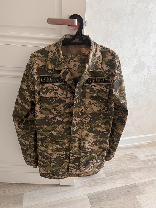 Военная форма, кепка и ремень вместе