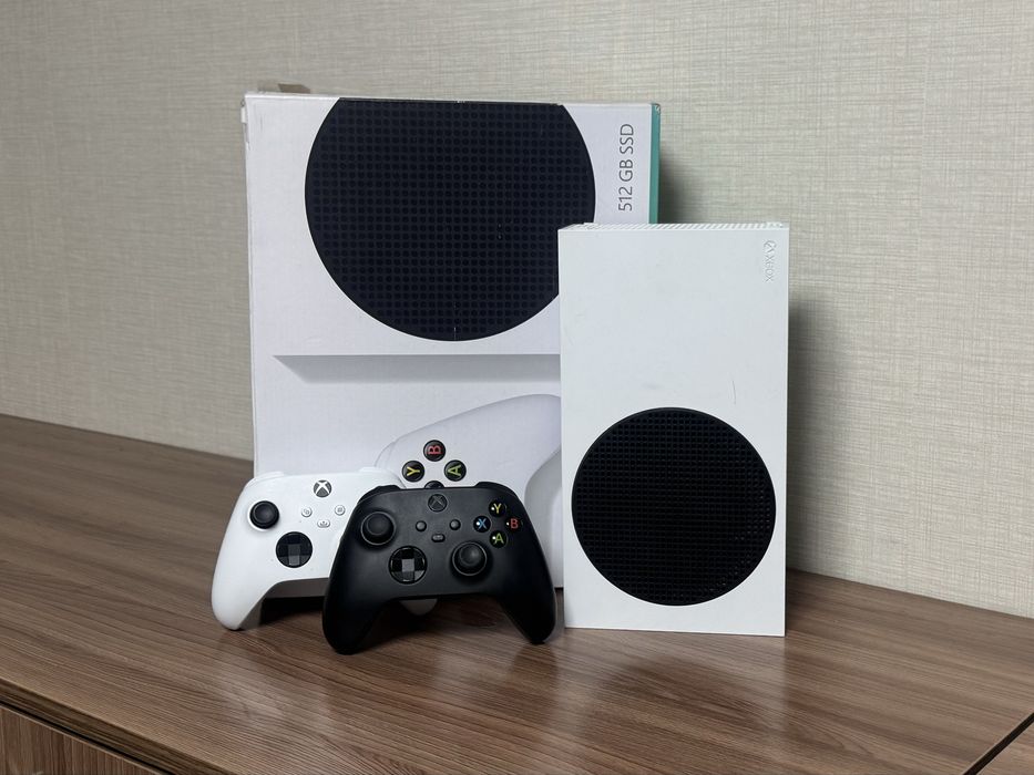 Продам Xbox Series S (2 геймпада)