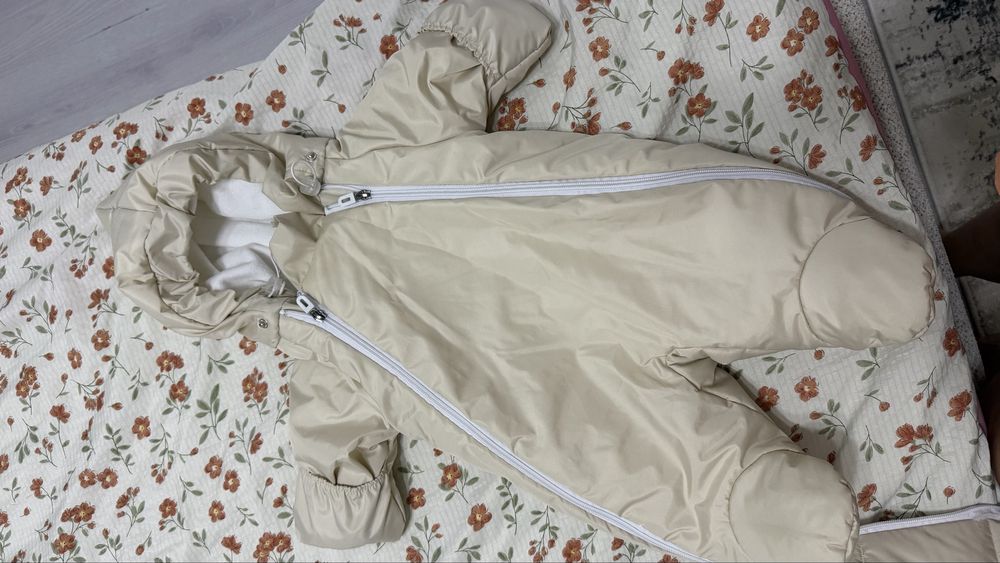 Продам конверт и комбинезон на выписку.