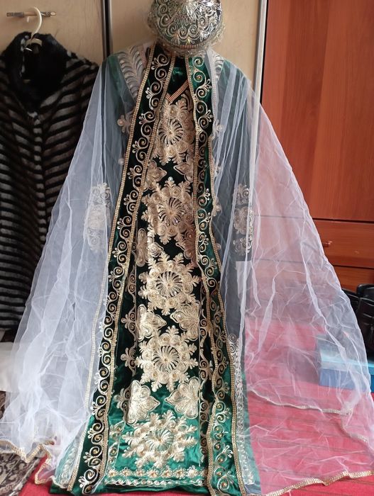 Kelinlar bor Sarpo va vecherni kiyimlar.