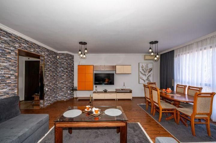 Дава се под наем Тристаен апартамент в Пловдив, Център - 100 кв.м за 827.73 € - Снимка #2