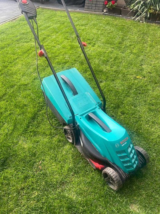 Masina de tuns iarba electrica BOSCH, stare buna.