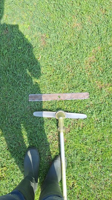 Cosesc iarba  defrisej cu motocoasa profesionala