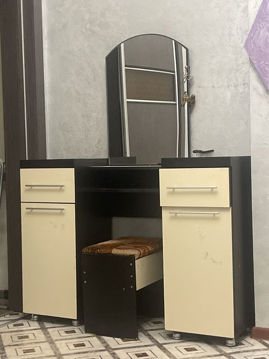 Тумбочка с зеркалом