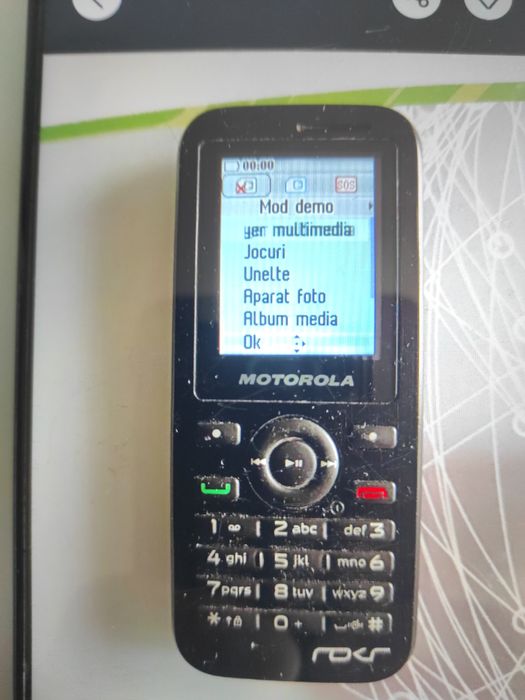 Telefon Motorola cu camera, mic, compact, robust, practic
