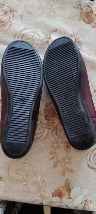 Обувки от естествена кожа с ластик отпред подходящи за широк крак