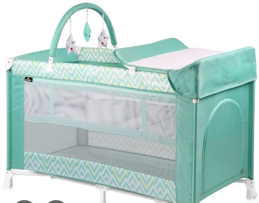 Кроватка манеж с пеленальным столиком.