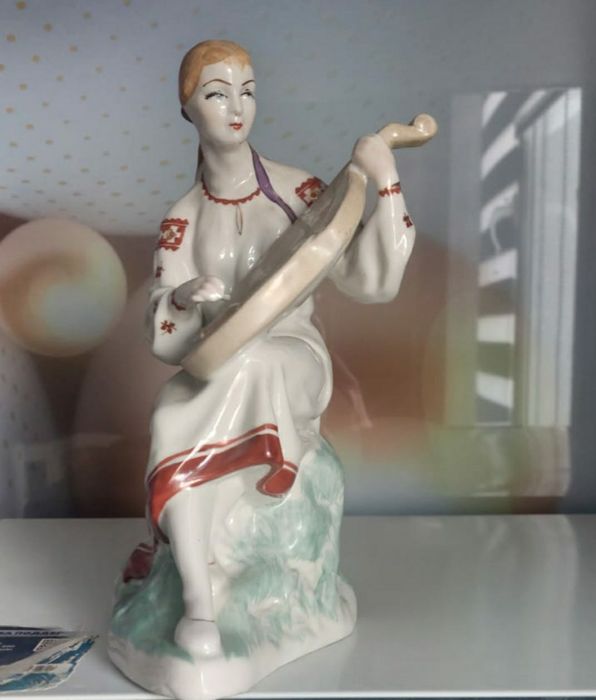 Фарфоровые статуэтки.