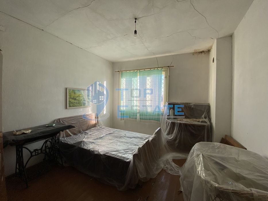 Едноетажна тухлена къща в близост до центъра на с. Патреш, област Вел