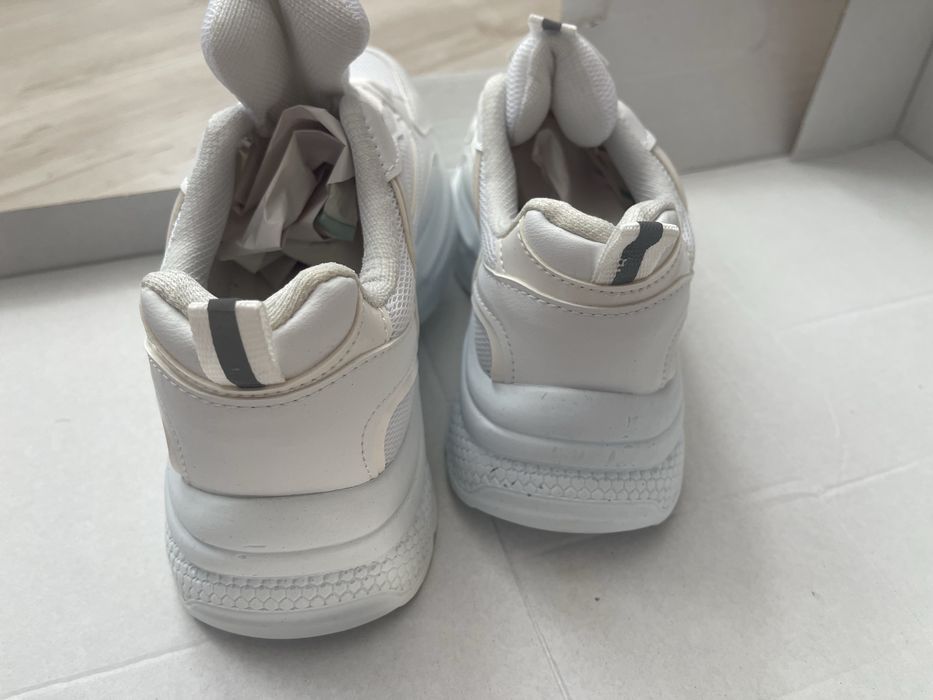 Снежнобели маратонки – нови и стилни, с кутия